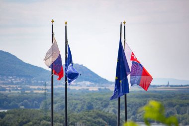 07.22.2023 Bratislava. Slovakya. Bratislava 'da Slovakya ve Avrupa Birliği Bayrağı