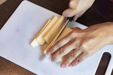 Peynir dilimleme. Yakın çekim.