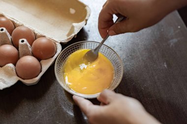 Tavuk yumurtası pişiriyorum.