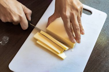 Peynir dilimleme. Yakın çekim.