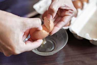 Tavuk yumurtası pişiriyorum.