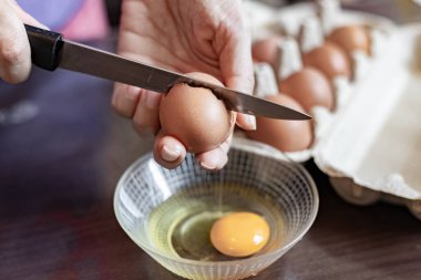 Tavuk yumurtası pişiriyorum.