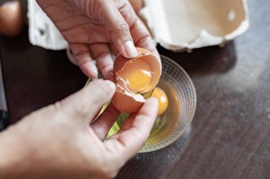 Tavuk yumurtası pişiriyorum.