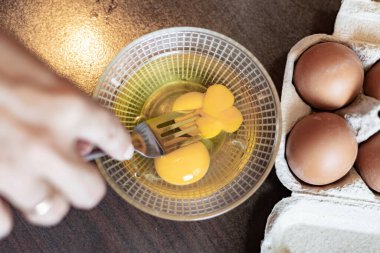 Tavuk yumurtası pişiriyorum.