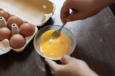 Tavuk yumurtası pişiriyorum.