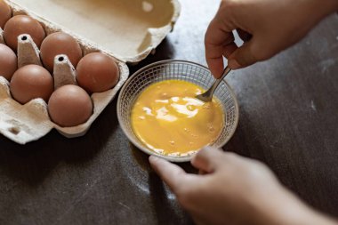 Tavuk yumurtası pişiriyorum.