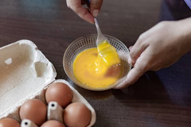 Tavuk yumurtası pişiriyorum.