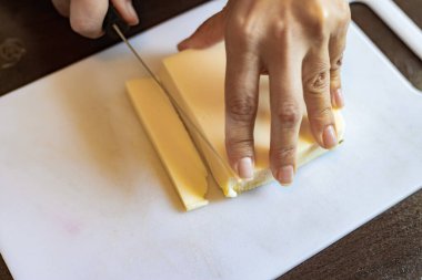 Peynir dilimleme. Yakın çekim.