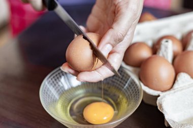 Tavuk yumurtası pişiriyorum.