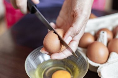 Tavuk yumurtası pişiriyorum.