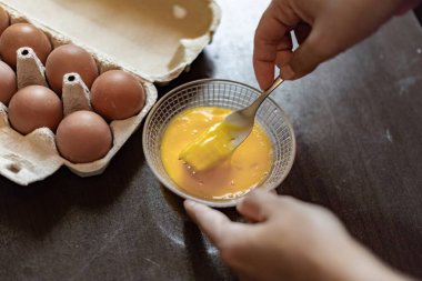 Tavuk yumurtası pişiriyorum.