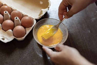 Tavuk yumurtası pişiriyorum.