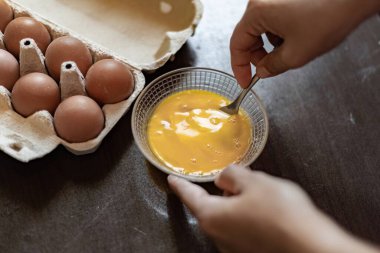 Tavuk yumurtası pişiriyorum.