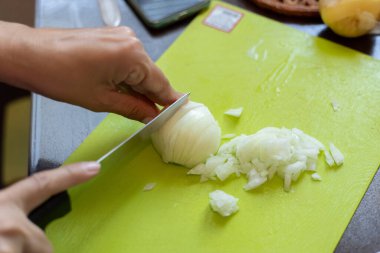 Soğanları dilimliyorum.