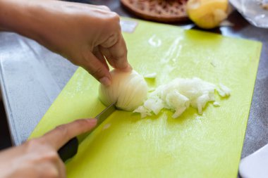 Soğanları dilimliyorum.