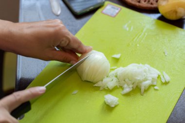 Soğanları dilimliyorum.