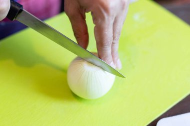 Soğanları dilimliyorum.