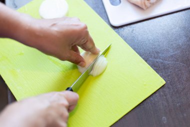 Soğanları dilimliyorum.