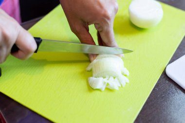 Soğanları dilimliyorum.