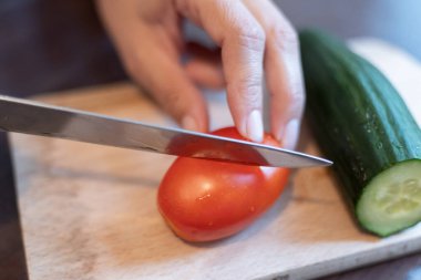 Taze domates dilimliyorum. Kapatın.