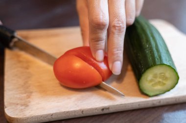 Taze domates dilimliyorum. Kapatın.