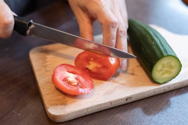 Taze domates dilimliyorum. Kapatın.