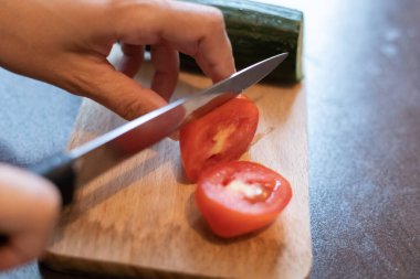 Taze domates dilimliyorum. Kapatın.