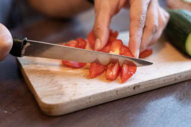 Taze domates dilimliyorum. Kapatın.