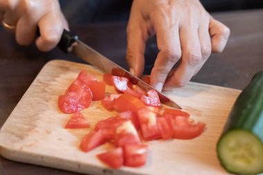 Taze domates dilimliyorum. Kapatın.