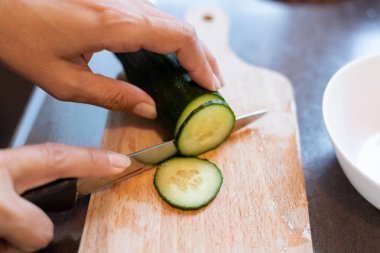 Yakından taze salatalık dilimliyorum.