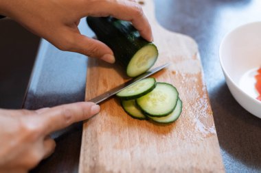 Yakından taze salatalık dilimliyorum.
