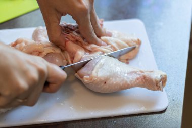 Tavuk eti pişiriyorum.