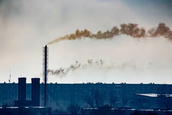 Şehirdeki Bir Bacadan Duman Çıkıyor Çevre Kirliliği — Stok fotoğraf