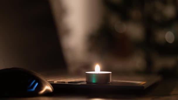 Eine Brennende Kerze Auf Einer Laptop Tastatur Vor Dem Hintergrund — Stockvideo