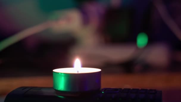 Brennende Kerze Der Nähe Von Ladegeräten Stromausfall Wegen Des Krieges — Stockvideo