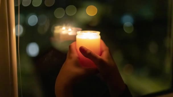 Ein Kind Hält Fenster Eine Brennende Kerze Den Händen Stromausfall — Stockvideo