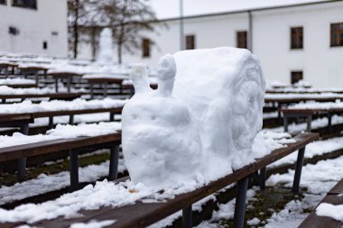Sokakta kardan yapılmış salyangoz şeklinde bir kardan adam.