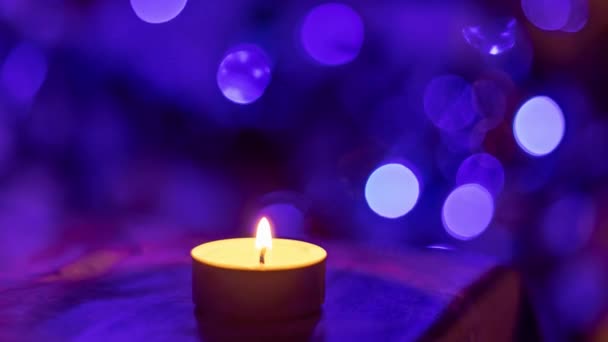 Eine Brennende Kerze Vor Dem Hintergrund Eines Neujahrsbaums Stromausfall Wegen — Stockvideo