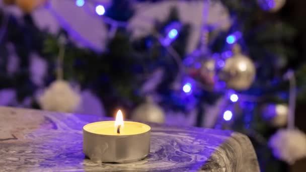 Eine Brennende Kerze Vor Dem Hintergrund Eines Neujahrsbaums Stromausfall Wegen — Stockvideo