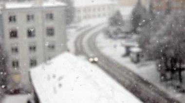 Büyük şehirde kar yağıyor.
