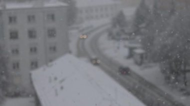 Büyük şehirde kar yağıyor.