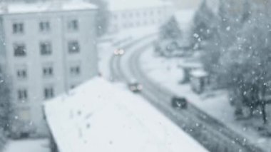 Büyük şehirde kar yağıyor.