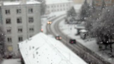 Büyük şehirde kar yağıyor.