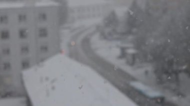 Büyük şehirde kar yağıyor.