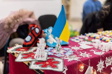 Yeni yıl ve Noel için el yapımı örgü süslemeler