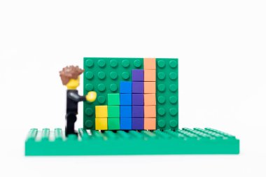 Sala, Slovakya - 01 12 2024: Ofis lego adamı satış büyüme tahtasının yanında duruyor.