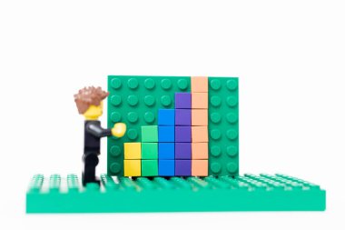 Sala, Slovakya - 01 12 2024: Ofis lego adamı satış büyüme tahtasının yanında duruyor.
