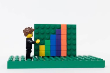 Sala, Slovakya - 01 12 2024: Ofis lego adamı satış büyüme tahtasının yanında duruyor.