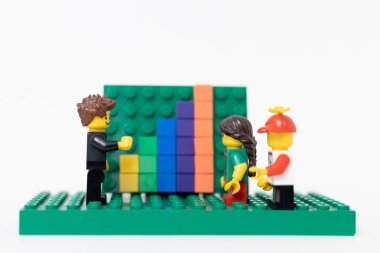 Sala, Slovakya - 01 12 2024: Office Lego çalışanları satış büyüme kurulunun yanında duruyor.