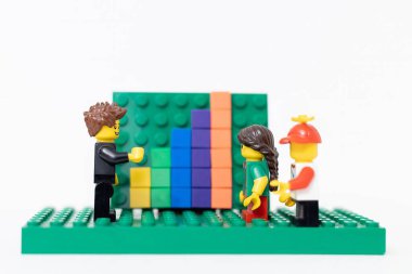Sala, Slovakya - 01 12 2024: Office Lego çalışanları satış büyüme kurulunun yanında duruyor.
